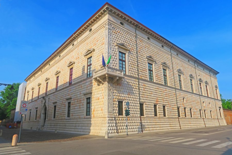 PALAZZO DEI DIAMANTI. dav76 - Shutterstock.com