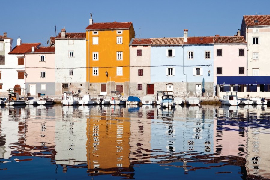 Façades colorées du village de Cres. Mbbirdy - iStockphoto