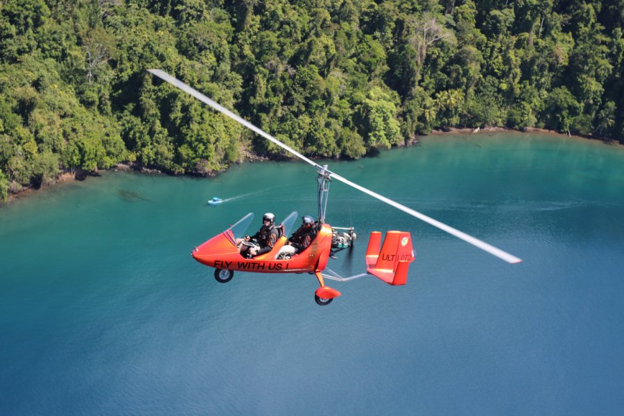 Péninsule d'Osa, vol au dessus du Golfo Dulce. Guido Scheidt, AutoGyro America