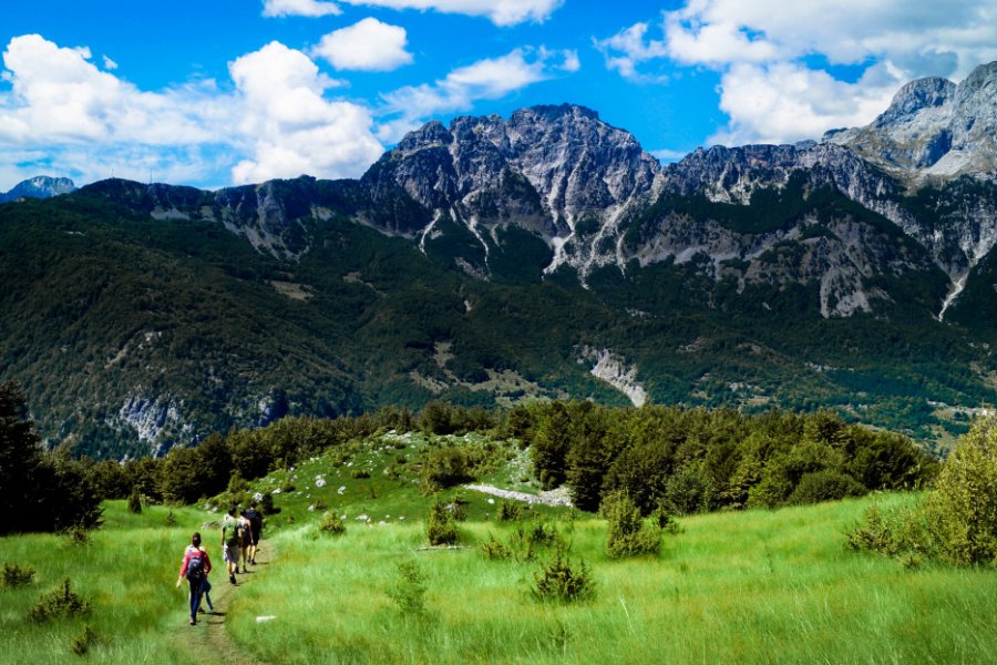 Randonnée entre les villages reculés de Théth et de Valbona. Jeroen Mikkers - Shutterstock.com