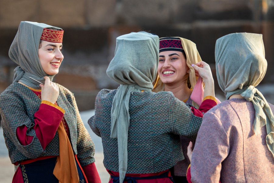 Femmes arméniennes en costume traditionnel. MehmetO - Shutterstock.com