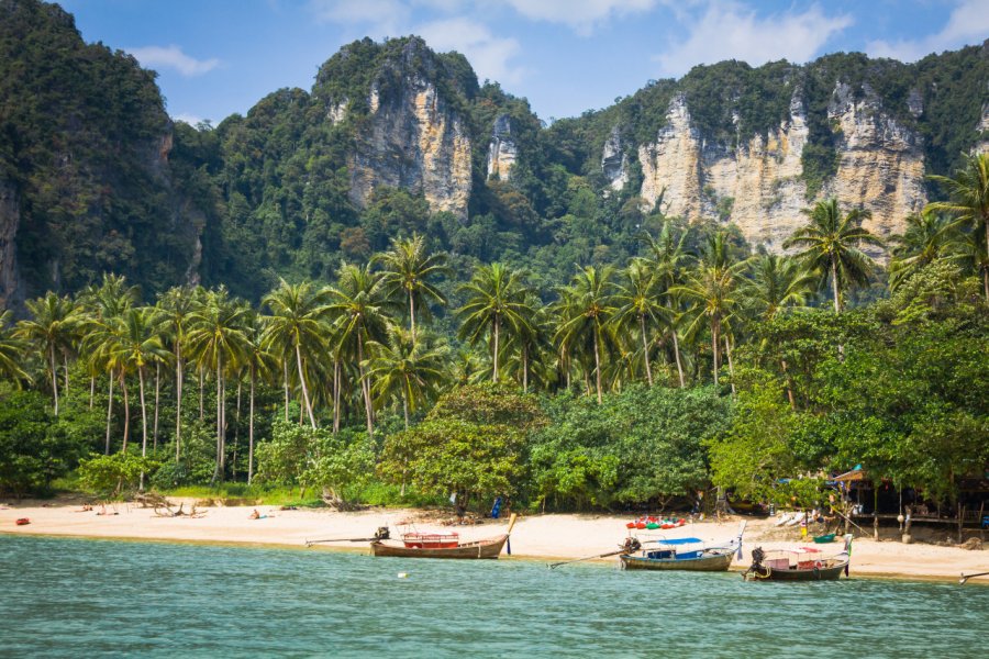 Plage exotique d'Ao Nang, province de Krabi. Lukasz Janyst - Shutterstock.com