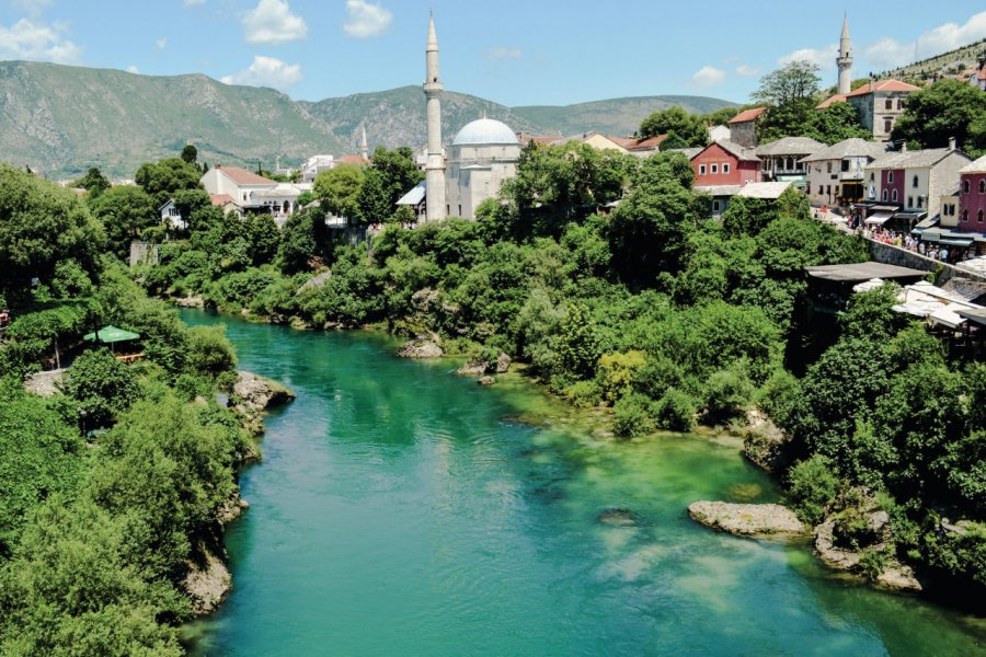 La Neretva et la mosquée Koski Mehmed Pacha, à Mostar. Kketi - iStockphoto