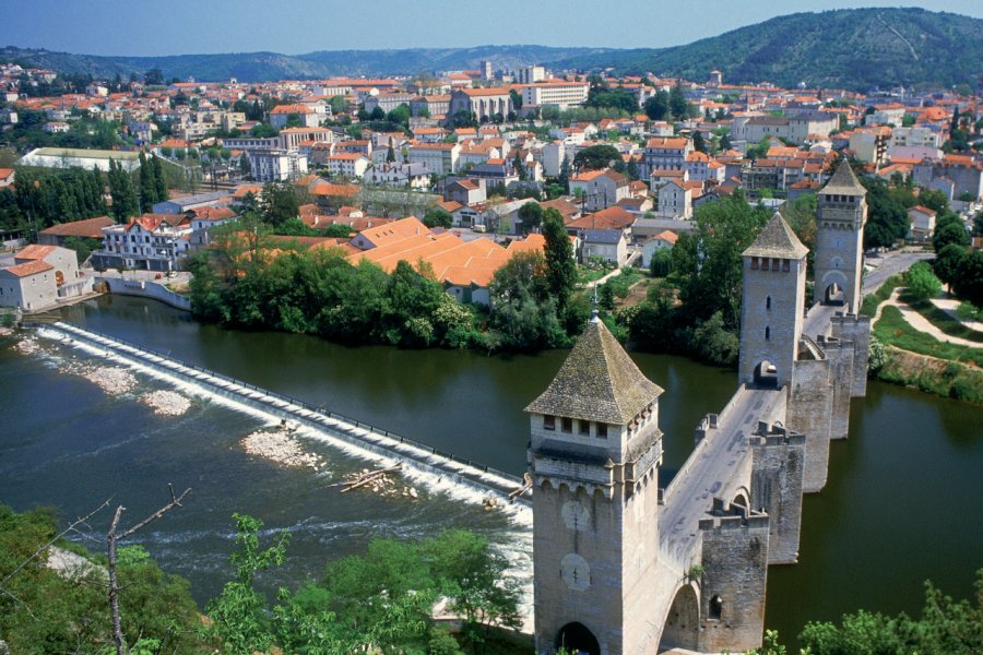 Vue d'ensemble de Cahors et du pont Valentré PHOVOIR