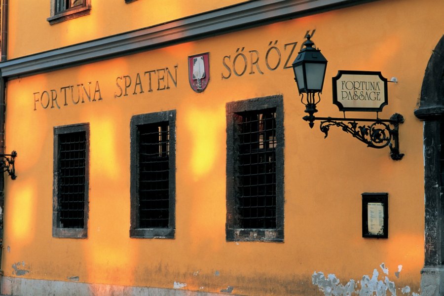 Façade dans les rues de Buda, près du château. S.Nicolas - Iconotec