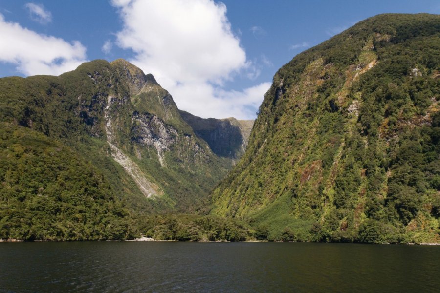 Montagnes dans le fjord de Doubtful Sound. Sébastien Closs - Fotolia