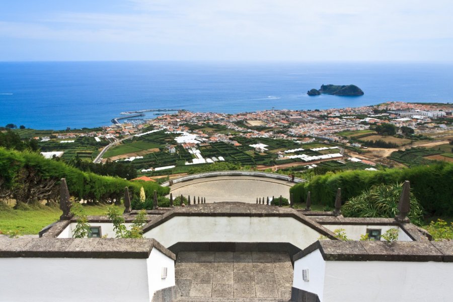 Vue sur Vila Franca do Campo, depuis Nossa Senhora da Paz. ArjaKo's - Shutterstock.com