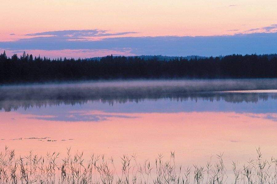 Carélie, reflet du ciel au crépuscule Thierry Lauzun - Iconotec