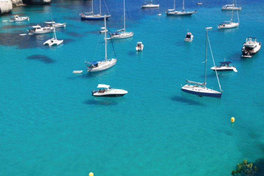 Les eaux turquoise de Cala Macarella, Minorque. (© Kalinda7 - iStockphoto))