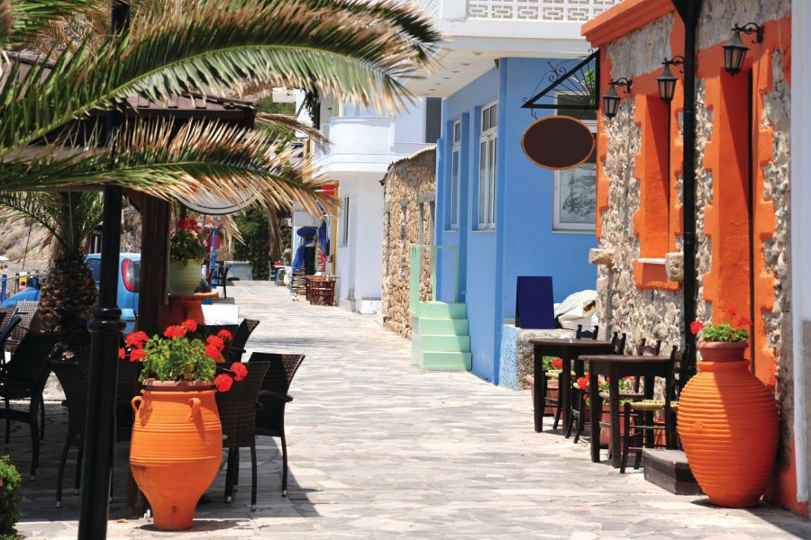 Petite rue près de la plage de Myrtos. Clubfoto - iStockphoto