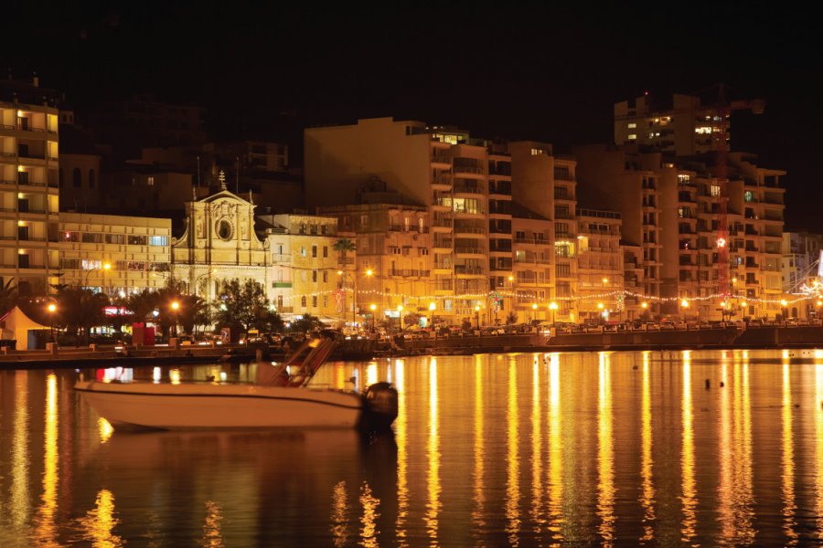 Le quartier animé de Paceville de nuit. JackF - iStockphoto.com