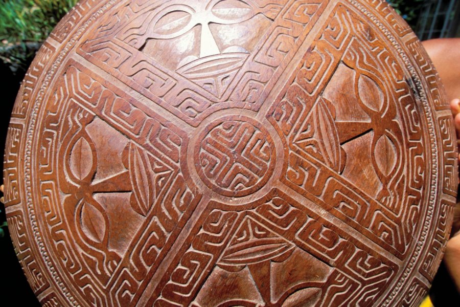 Umete, plat de bois décoré qui servait à préparer la popoi aux Marquises Sylvain GRANDADAM