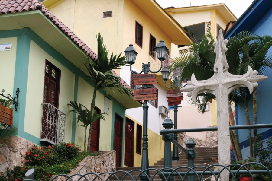 Le quartier de Las Peñas s'anime dans la journée avec ses boutiques et cafés. Stéphan SZEREMETA