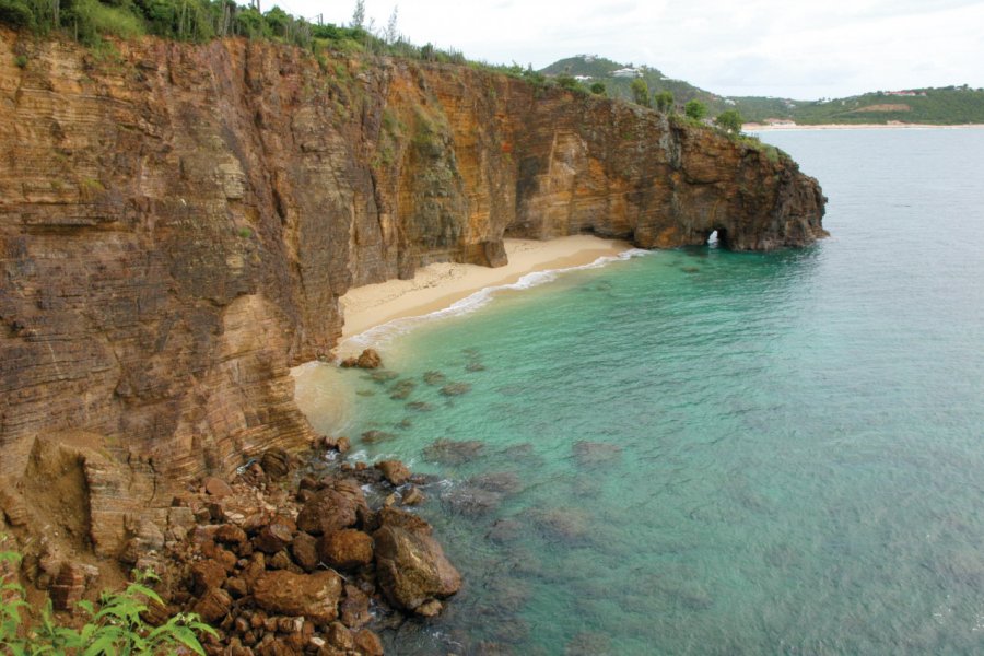 Les falaises de Terres-Basses. Office de Tourisme de Saint-Martin - Claude CAVALERA