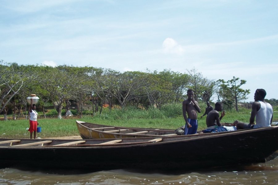 Jeunes piroguiers sur les berges de Togoville. Talatah FAVREAU