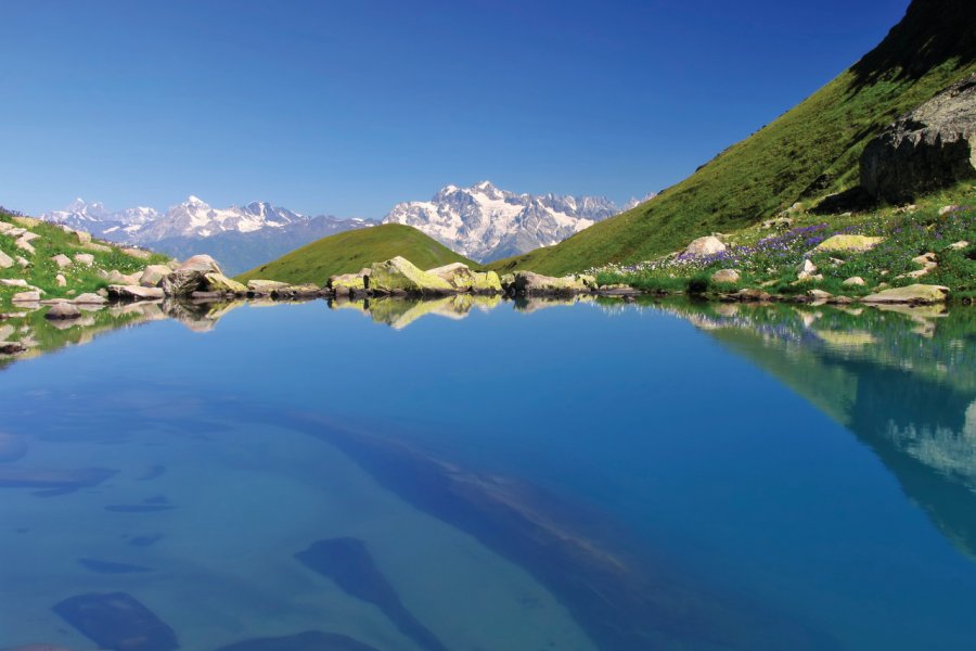 Lac des montagnes du Caucase ; en fond, les sommets Usba Tetnuld et Shkhara. Zmiy - iStockphoto