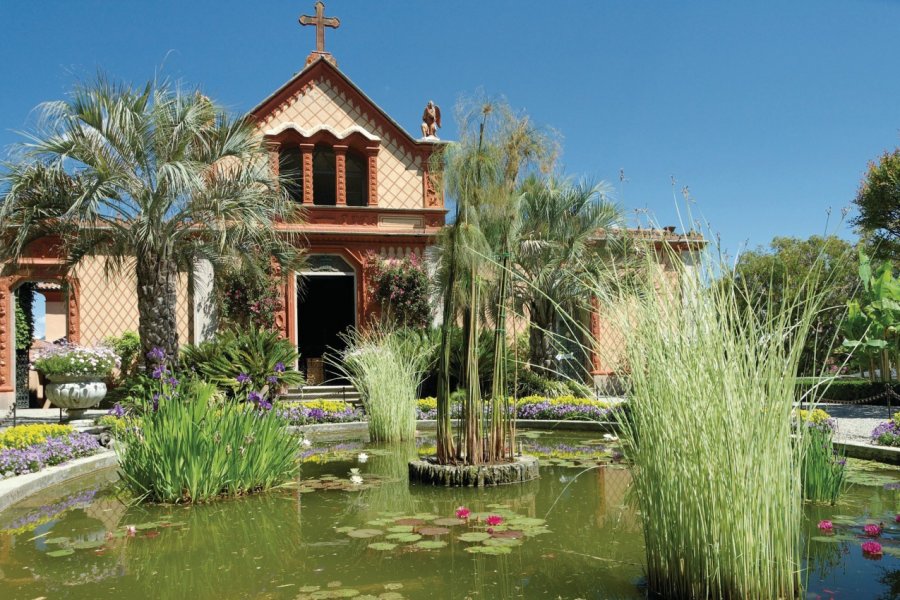 Chapelle dans les jardins d'Isola Madre. Gilles Oster - Fotolia