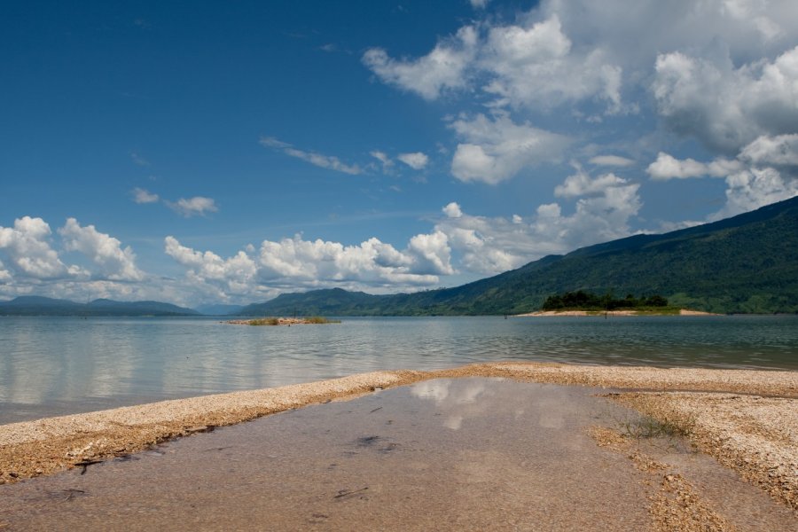 Le lac du Nam Ngum. Muellek Josef - Shutterstock.com