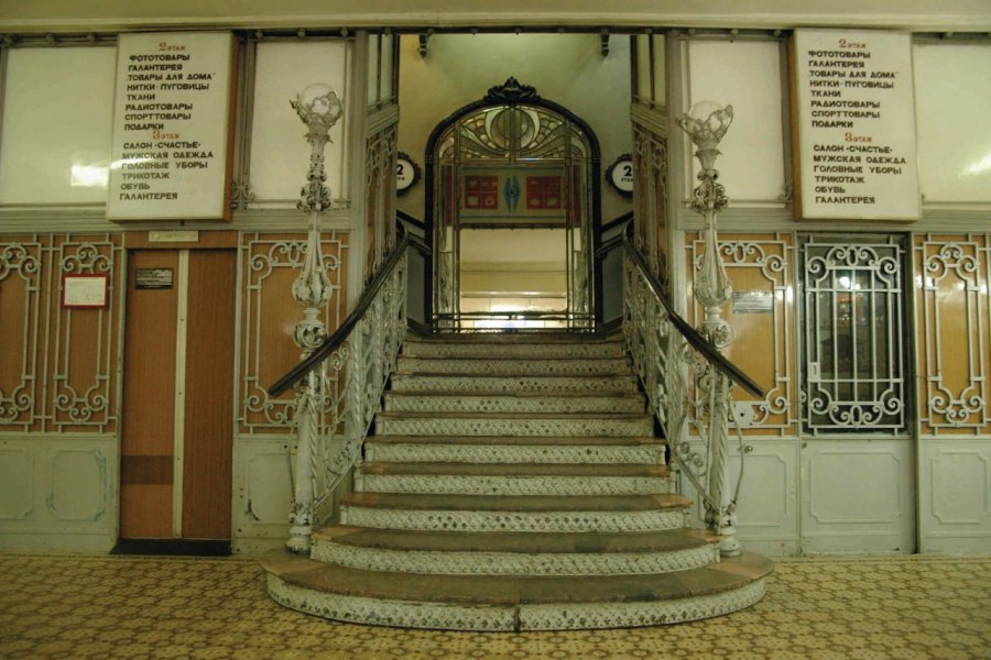 Escalier art-nouveau du magasin Gum Stéphan SZEREMETA