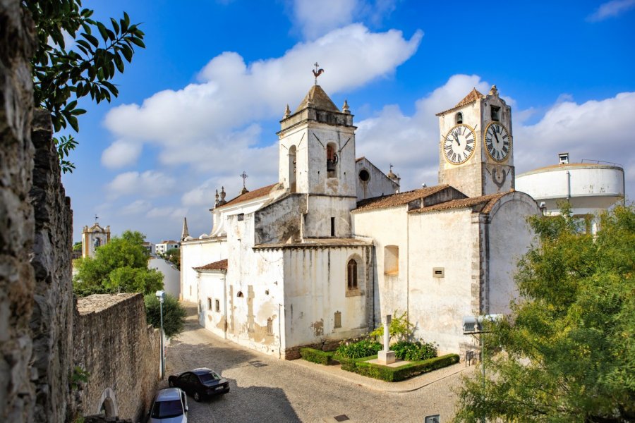 Igreja de Santa Maria do Castelo, Tavira. Val Thoermer - Shutterstock.com