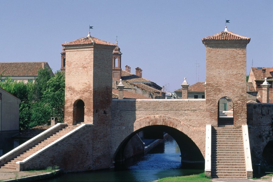 Delta du Pô, lagune de Commachio, pont et tours de guet. Alfredo VENTURI - Iconotec