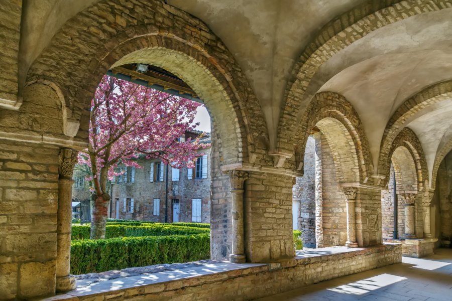 Le cloître de l'abbaye Saint-Philibert. Borisb17 - Shutterstock.com