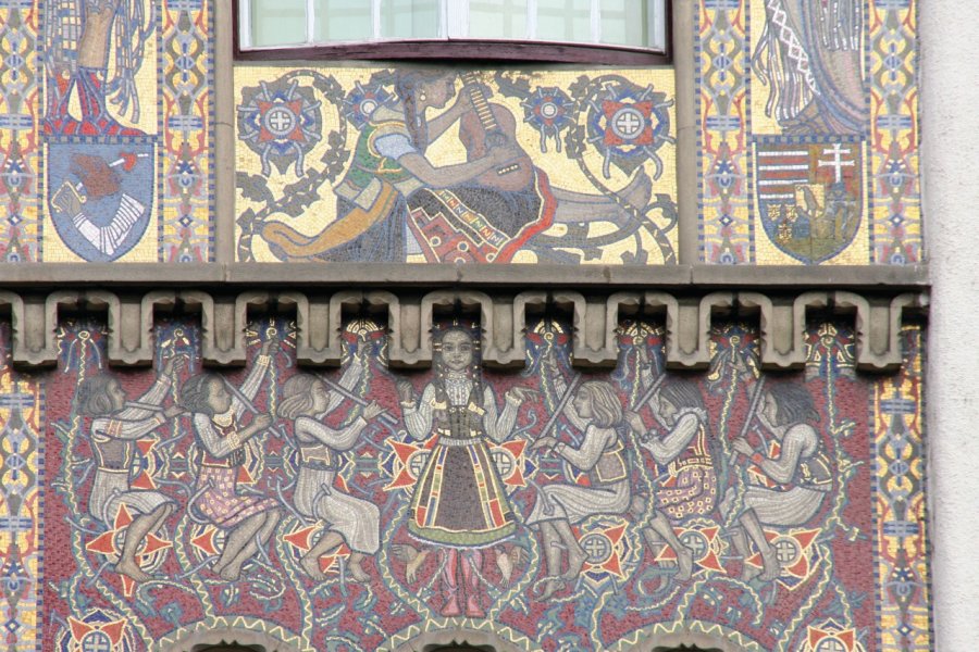 Mosaïque sur la façade du palais de la Culture de Târgu Mureş. Stéphan SZEREMETA