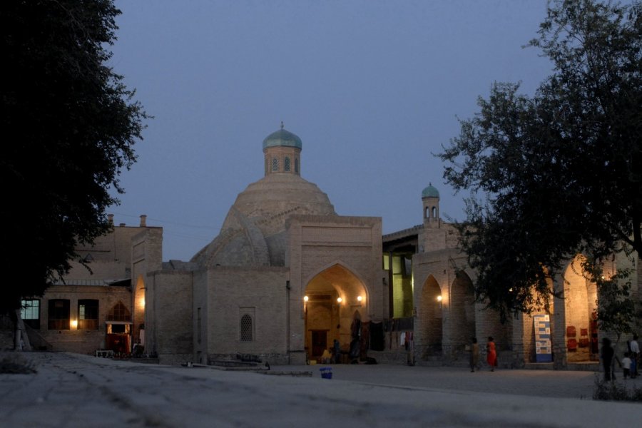 Les galeries du bazar Tak-i-Sarrafan de nuit. Jeff Jones - Iconotec