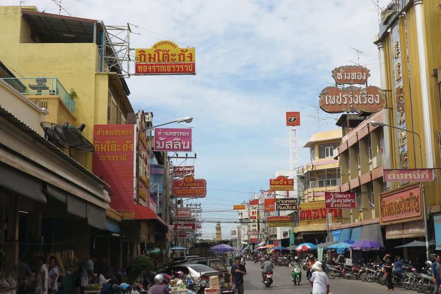 Dans les rues de Phetchaburi. Grégory ANDRE