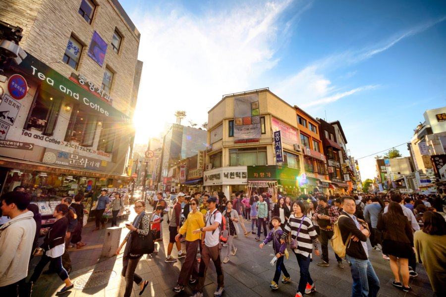 Le quartier très animé de Hongdae. 501room - Shutterstock.com