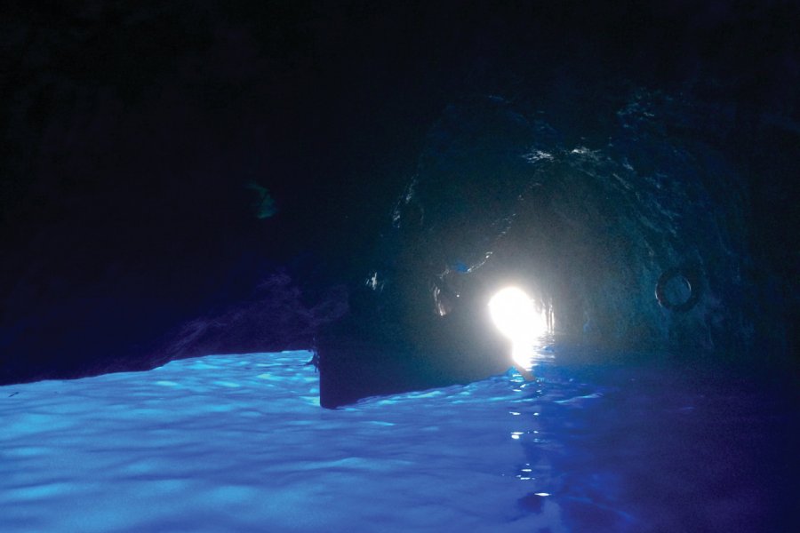 A l'intérieur de la Grotte Bleue, avec ses reflets bleu cobalt lumineux. Muriel PARENT