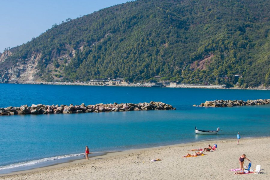 Plage de Moneglia. Antonio_Auto - Shutterstock.com