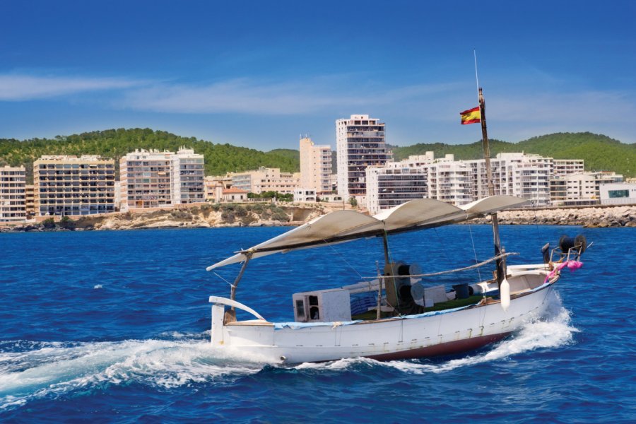 Bateau dans la baie de Sant Antoni. LUNAMARINA