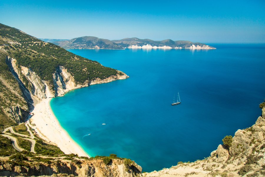 La plage de Myrtos. nadianb - Shutterstock.com