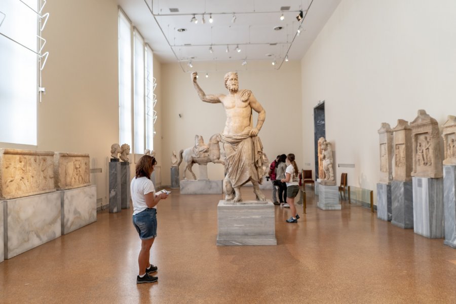 Poséidon de Melos, du IIe siècle avant J.-C. Page Light Studios - Shutterstock.com