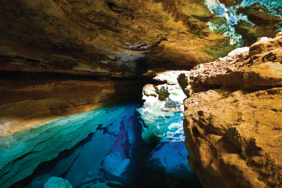 Grotte aux eaux turquoise des Chapada Diamantina. iStockphoto.com/vtupinamba