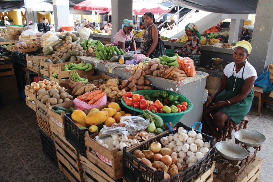 Vendeuses de fruits et légumes au marché d'Assomada (© Abdesslam Benzitouni))