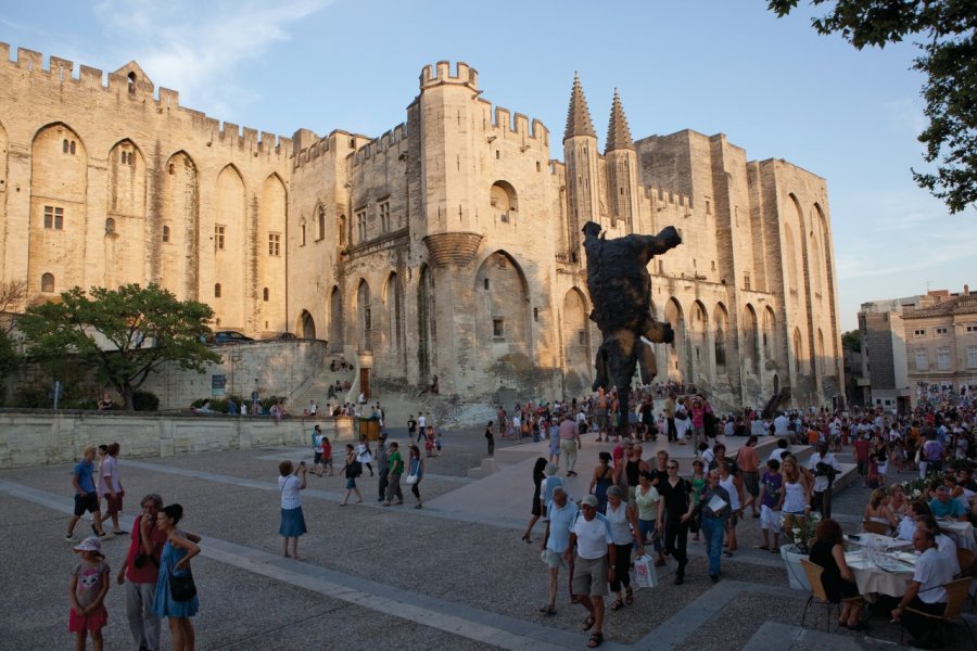 Devant le Palais des Papes d'Avignon. Avignon Tourisme - Yann de Fareins Noir d'Ivoire
