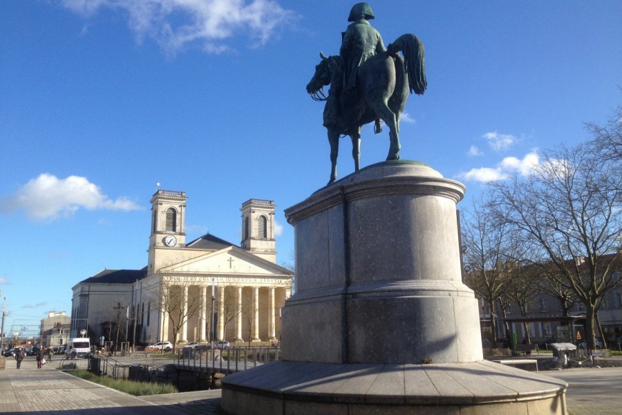 Place Napoléon et église Saint-Louis. Linda CASTAGNIE