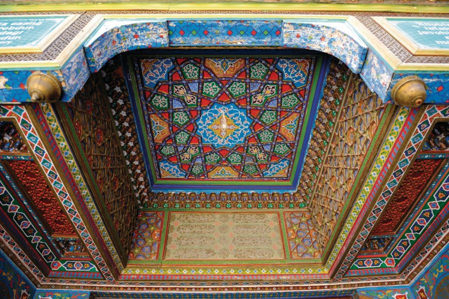 Détail du plafond en bois peint de la madrasa Amir Alim Khan. Patrice ALCARAS