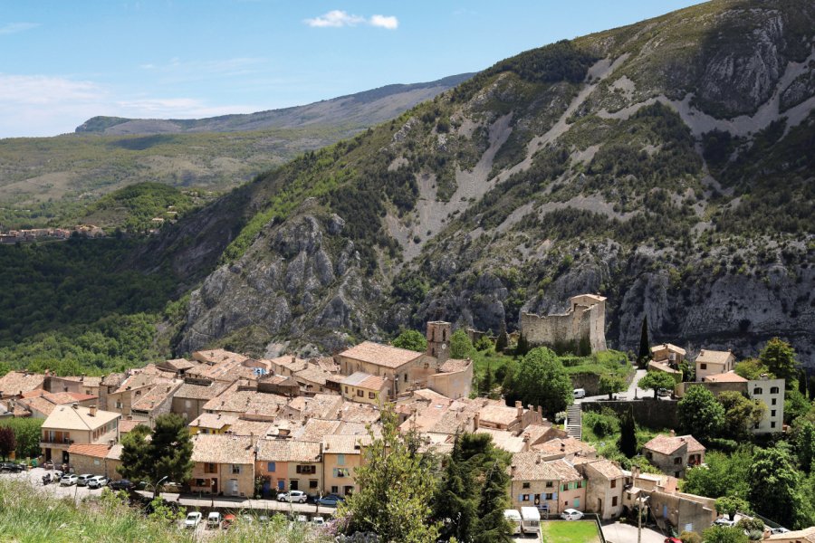 Vue sur le village de Gréolières. (© Bernard Croisé))