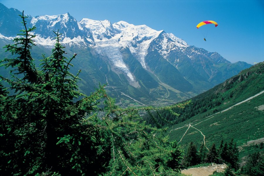 Parapente devant le mont Blanc PAULETTE RICHARD - ICONOTEC