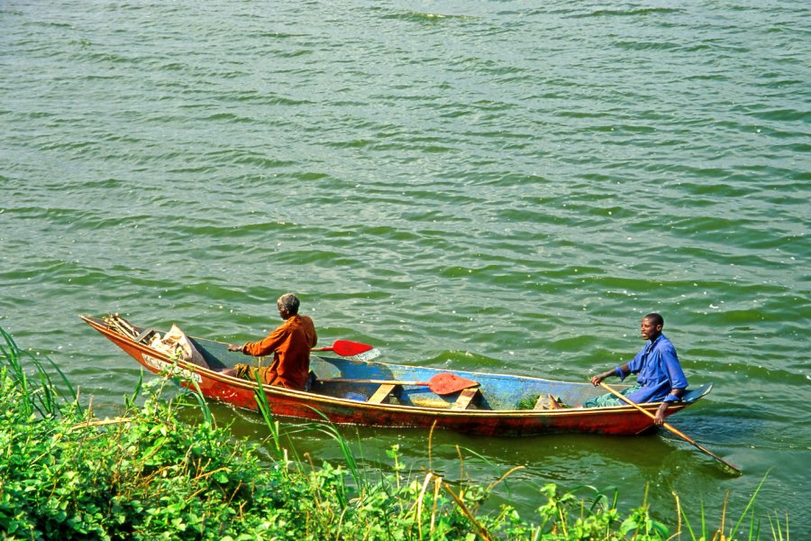 Pêcheurs sur le Kazinga channel, Queen Elizabeth National Park. Pecold - Shutterstock.com