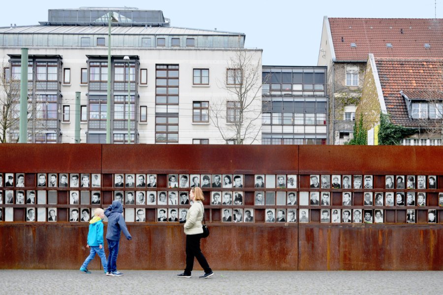 Le mémorial au mur de Berlin, Bernauer Strasse. struvictory - Shutterstock.com