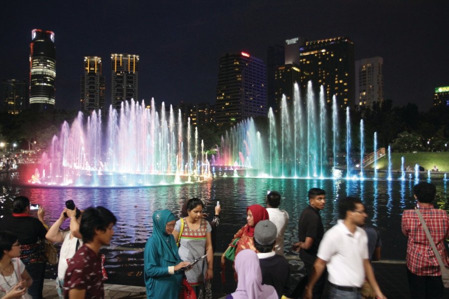 Fontaines dans le KL City Park à la tombée de la nuit Stéphan SZEREMETA