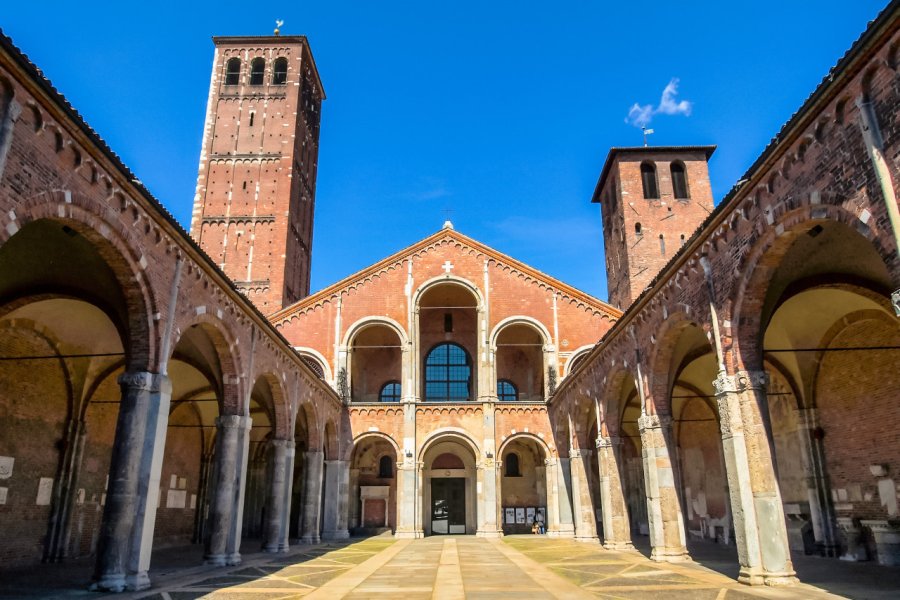 Basilique Sant'Ambrogio. Claudio Divizia - Shutterstock.com