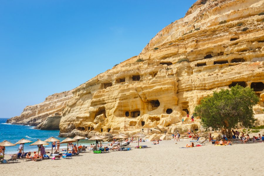 Grottes et plage de Matala. Dziewul - Shutterstock.com