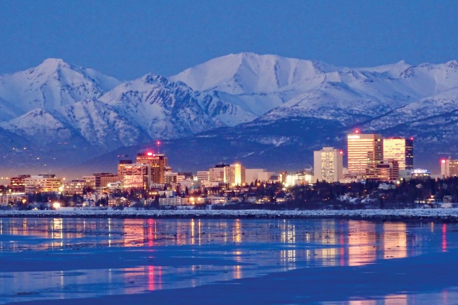 Vue sur Anchorage à la nuit tombée ; Elisa Vallon