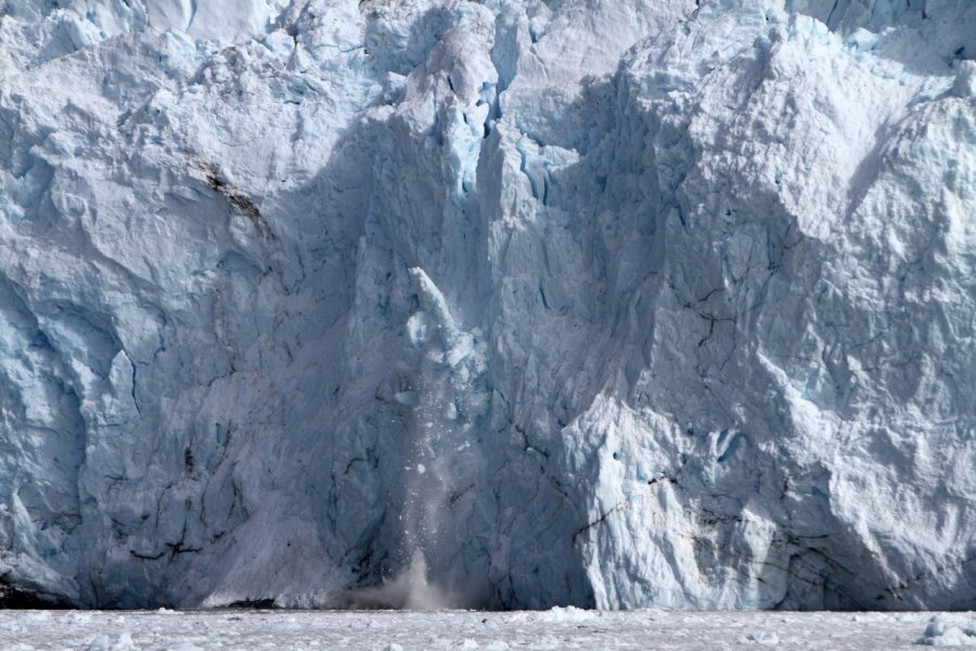 Le glacier Eqi en train de vêler. Stéphan SZEREMETA