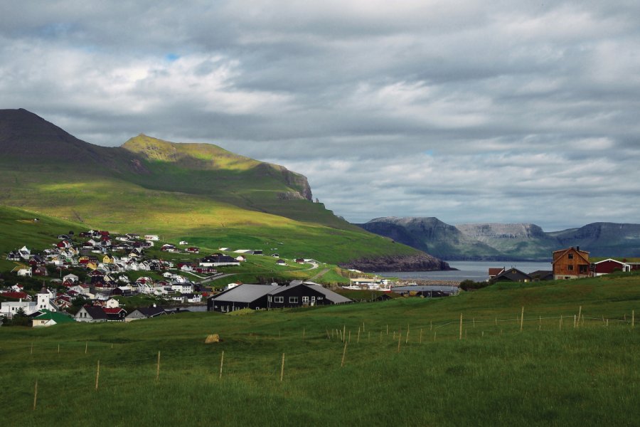 Le village de Sandavágur vu du point de départ de la randonnée vers le promontoire de Traelanipa. Grégoire SIEUW